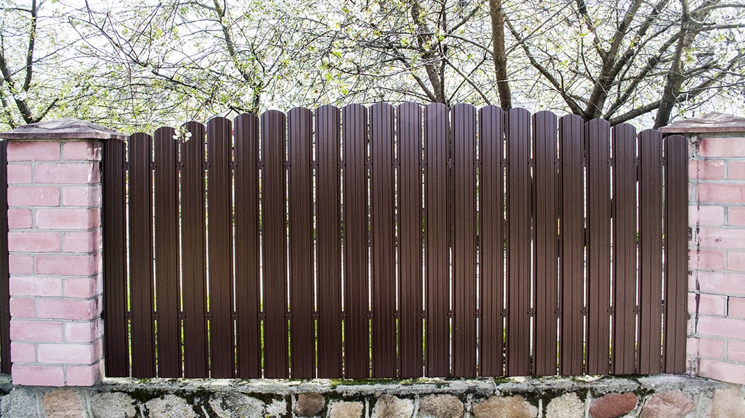 Забор из металлического штакетника под дерево 40x2 м